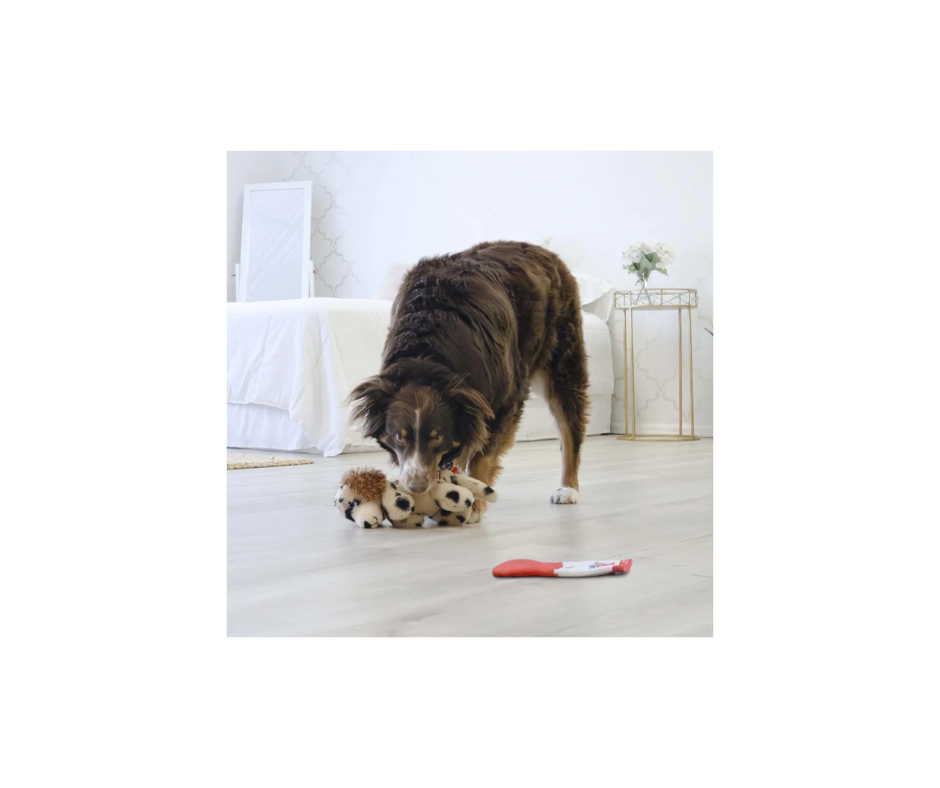 KONG Comfort Pups Spot M – Blødt plysdyr til hunde 23x11,5x14 cm