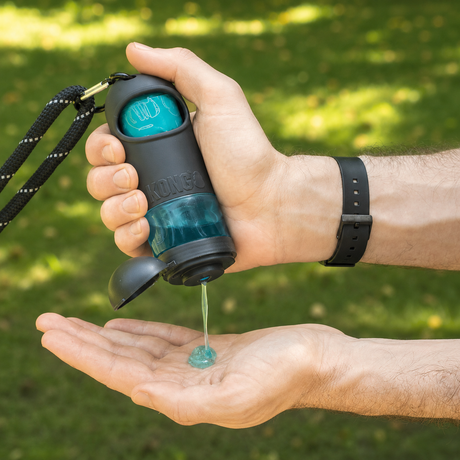 KONG Handipod Regular Clean Dispenser – 2-i-1 poseholder med hånddesinfektion